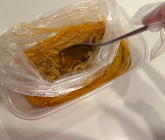 袋の中で混ぜている様子（撮影：grapeフード編集部）