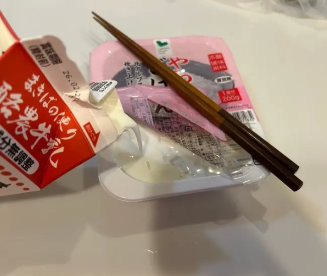 パックご飯に牛乳を入れた様子（撮影：grapeフード編集部）