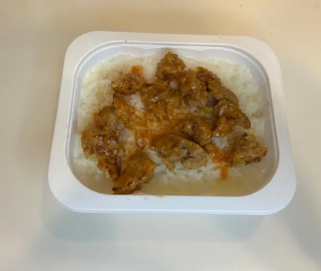 ソースをのせた様子（撮影：grapeフード編集部）