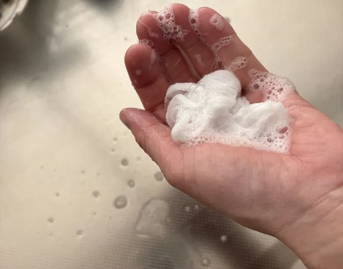 泡立てた排水口ネット（撮影：grapeライフハック編集部）