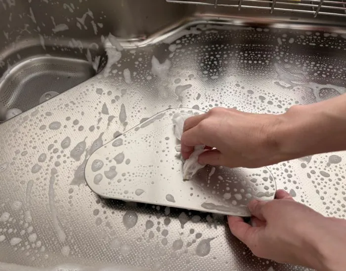 シンクを磨いている様子（撮影：grapeライフハック編集部）