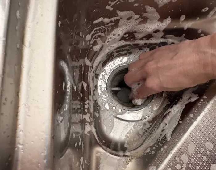 排水口を掃除している様子（撮影：grapeライフハック編集部）