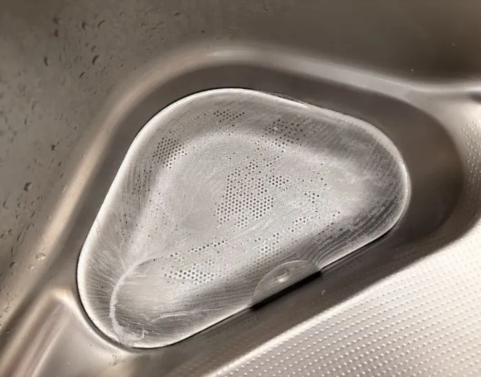 排水口ネットを装着した様子（撮影：grapeライフハック編集部）