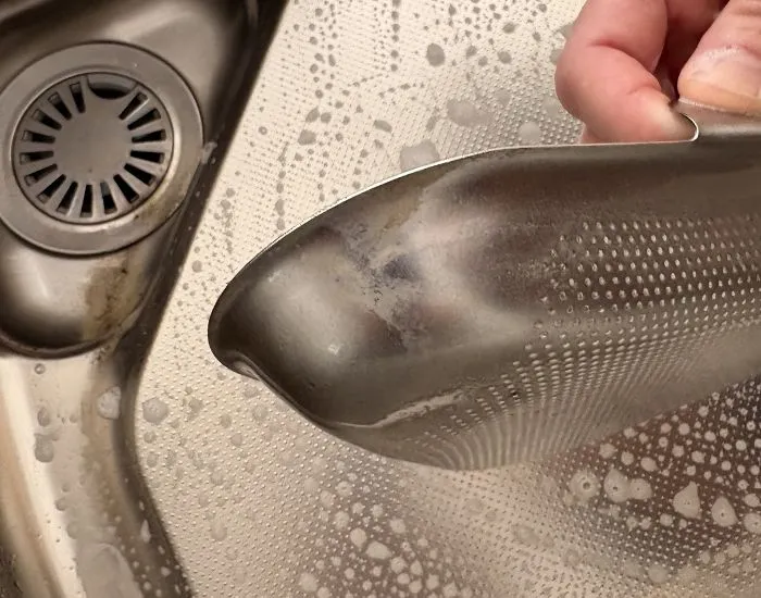 掃除前の排水口（撮影：grapeライフハック編集部）