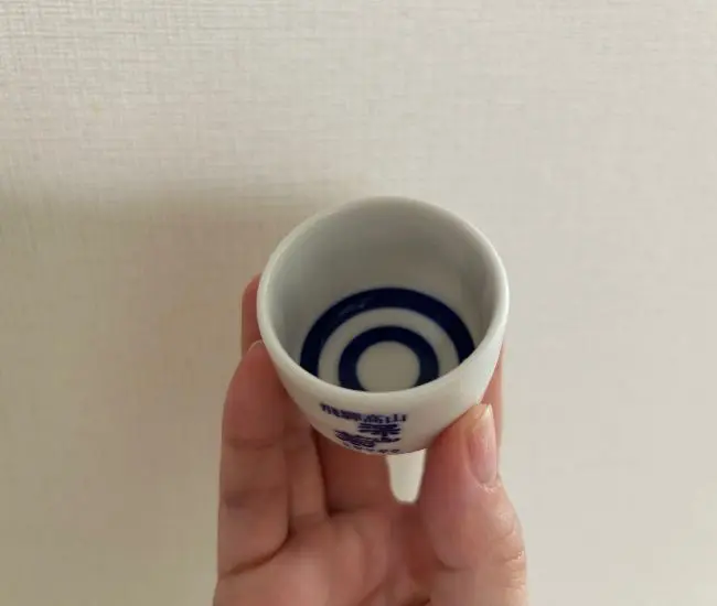 おちょこを持つ人の手元（撮影：grapeフード編集部）