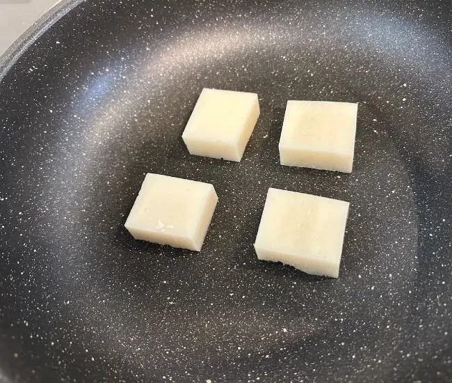 餅を焼いている様子（撮影：grapeフード編集部）