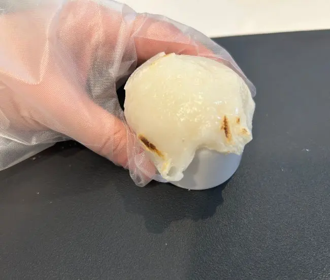 おちょこに餅を被せている様子（撮影：grapeフード編集部）