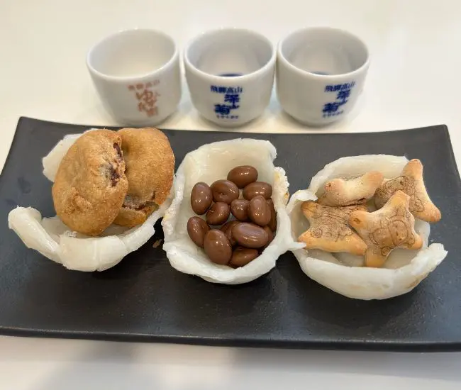 おやつがのった餅のお皿（撮影：grapeフード編集部）