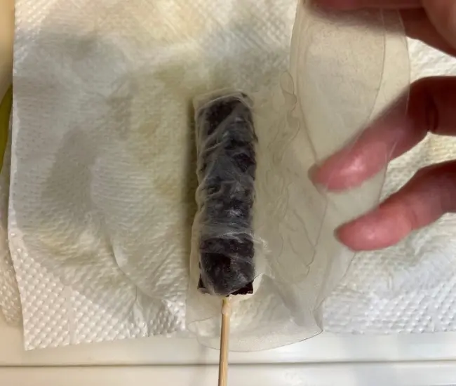 ライスペーパーで団子を包んでいる様子（撮影：grapeフード編集部）