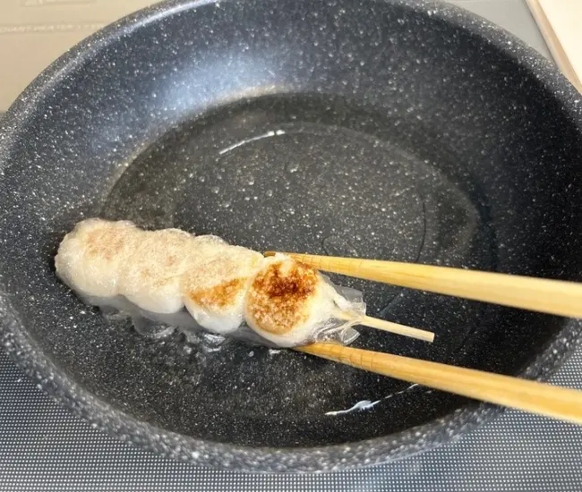 フライパンで団子を焼いている様子（撮影：grapeフード編集部）