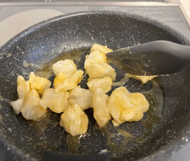 餅を絡めている様子（撮影：grapeフード編集部）