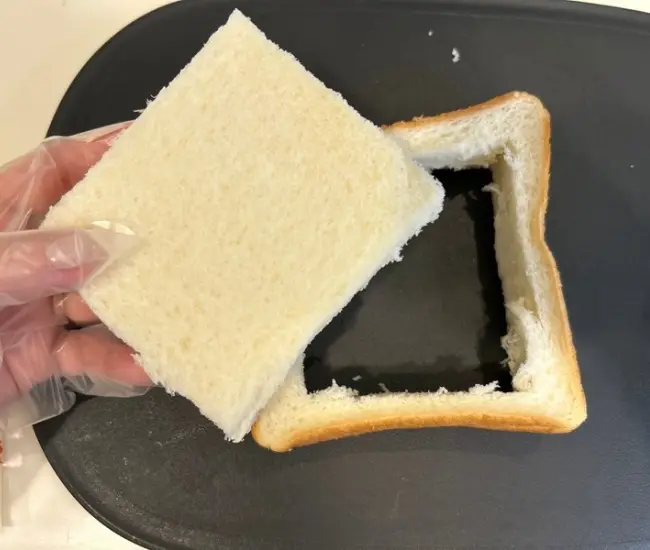 食パンをくり抜く様子（撮影：grapeフード編集部）