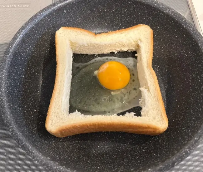 卵を入れて焼く様子（撮影：grapeフード編集部）