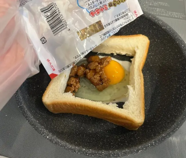 ミートボールを加える様子（撮影：grapeフード編集部）