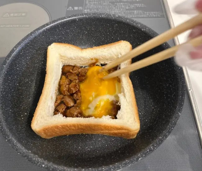 具材を混ぜる様子（撮影：grapeフード編集部）