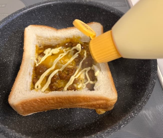 マヨネーズをかける様子（撮影：grapeフード編集部）