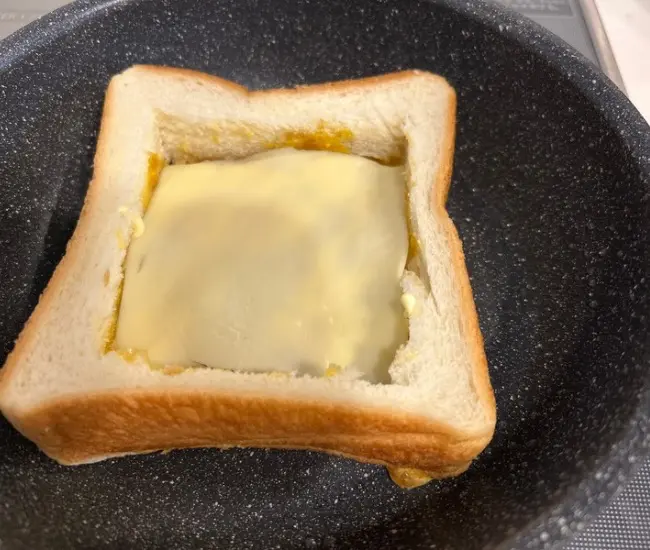 チーズをのせる様子（撮影：grapeフード編集部）