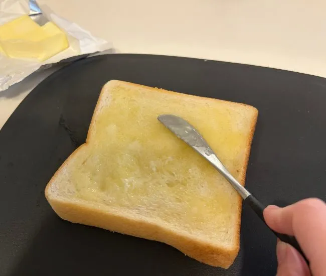 食パンにバターを塗っている様子（撮影：grapeフード編集部）