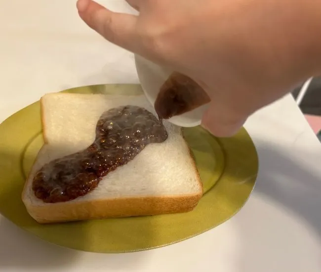 食パンにシロップをかけている様子（撮影：grapeフード編集部）