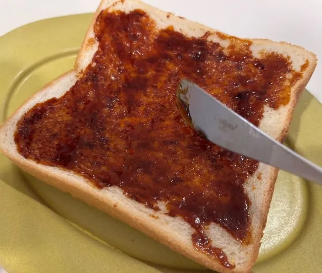 食パンにシロップを塗っている様子（撮影：grapeフード編集部）