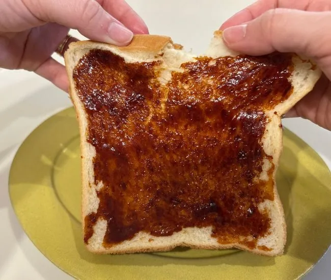 食パンを手で割く様子（撮影：grapeフード編集部）