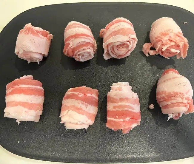 豚バラ肉を巻いている様子（撮影：grapeフード編集部）