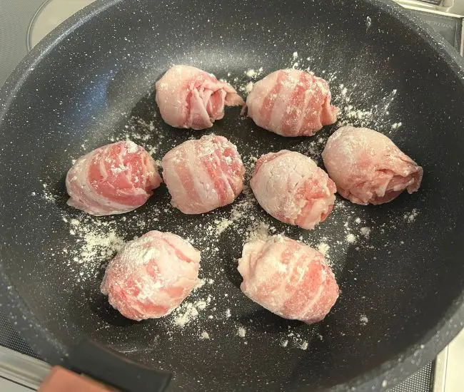 フライパンに並べた豚バラ肉（撮影：grapeフード編集部）