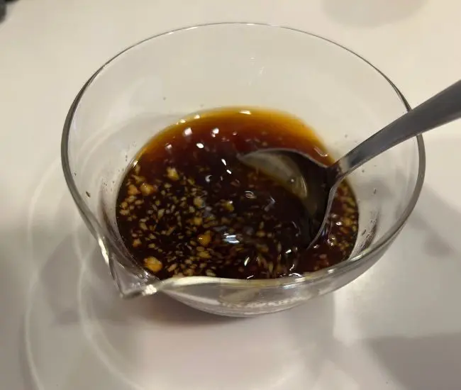 調味料を混ぜている様子（撮影：grapeフード編集部）