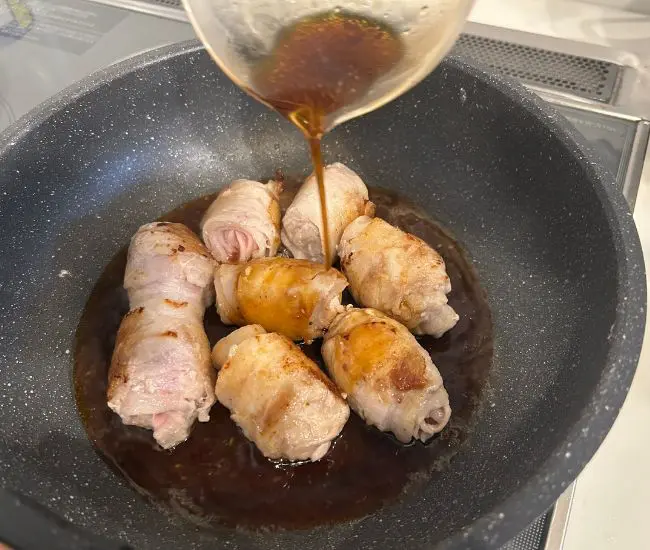 タレを絡めている様子（撮影：grapeフード編集部）