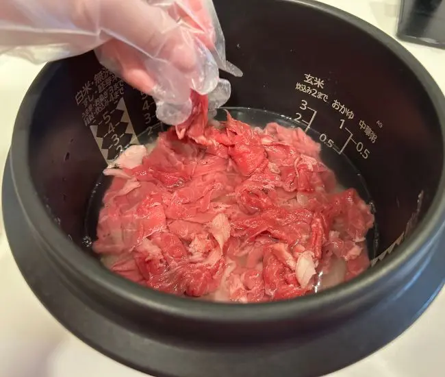 牛肉をのせた様子（撮影：grapeフード編集部）