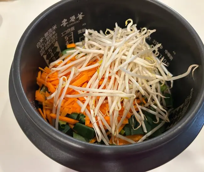 野菜を重ねた様子（撮影：grapeフード編集部）