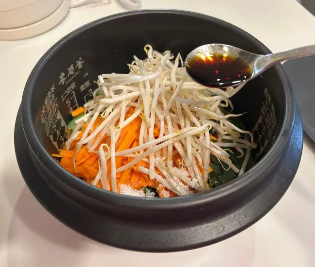 調味料を入れている様子（撮影：grapeフード編集部）