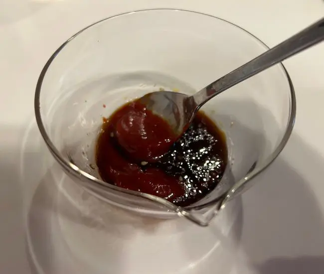 タレを混ぜている様子（撮影：grapeフード編集部）