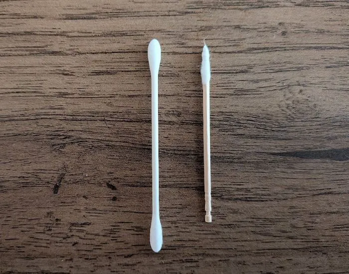 綿棒と極細スティック（撮影：grapeライフハック編集部）