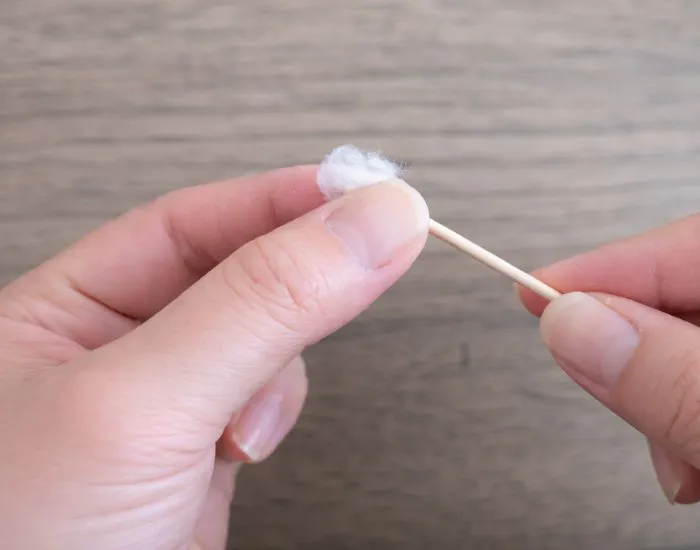 コットンをつまようじに巻きつけている様子（撮影：grapeライフハック編集部）