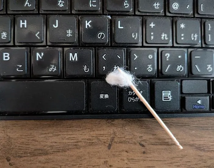 極細スティックとパソコンのキーボード（撮影：grapeライフハック編集部）