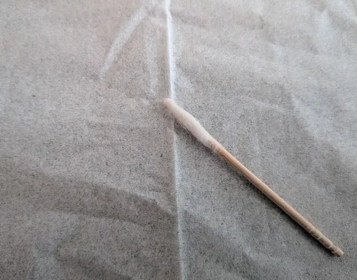 ティッシュペーパーと極細スティック（撮影：grapeライフハック編集部）