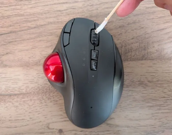 極細スティックでマウスを掃除している様子（撮影：grapeライフハック編集部）