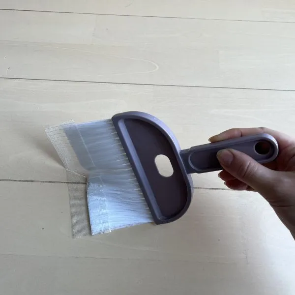 床に張りついたテープ（撮影：grapeライフハック編集部）