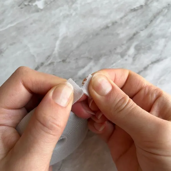 ケーブルに巻いた様子（撮影：grapeライフハック編集部）