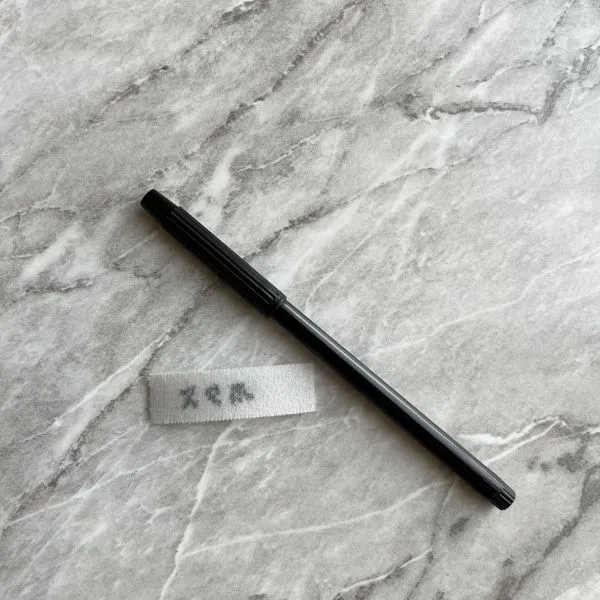 水性ペンでは書きにくい様子（撮影：grapeライフハック編集部）