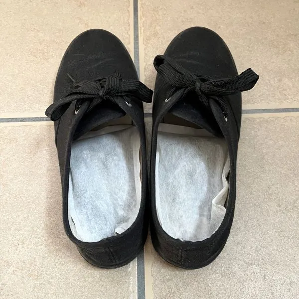 使用済みカイロを靴に入れた様子（撮影：grapeライフハック編集部）