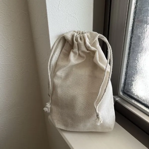 巾着袋に入れて再利用した様子（撮影：grapeライフハック編集部）