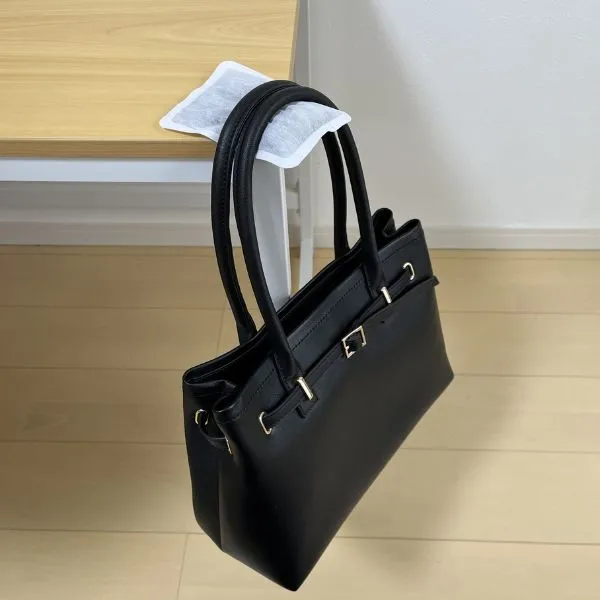 バッグの持ち手ストッパーとして使用した様子（撮影：grapeライフハック編集部）