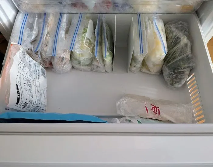 ブックエンドで整理した冷凍室（撮影：grapeライフハック編集部）