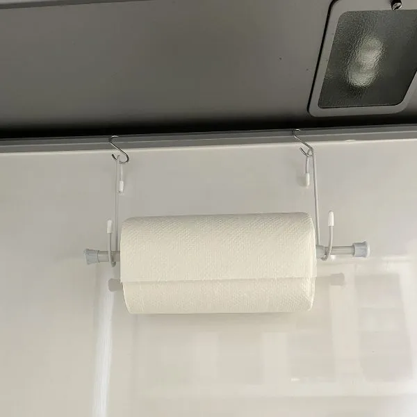 キッチンペーパーホルダーを設置した様子（撮影：grapeライフハック編集部）