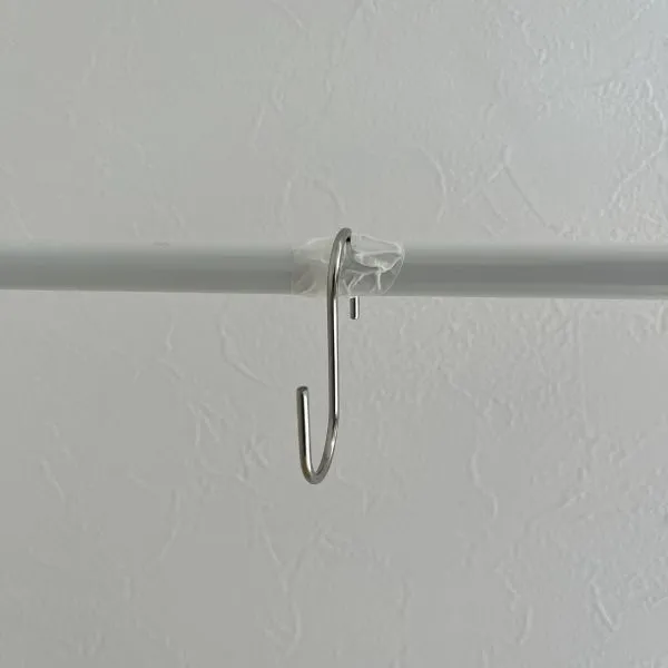 マスキングテープで落下防止した様子（撮影：grapeライフハック編集部）