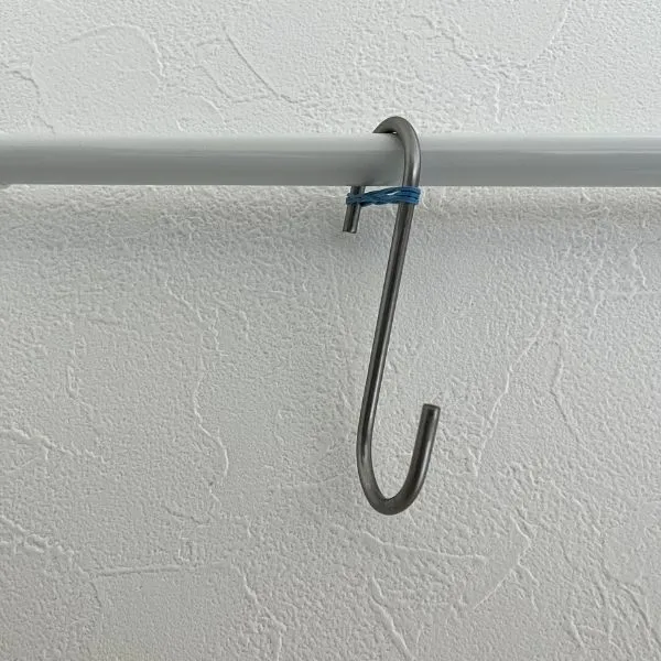 輪ゴムで落下防止した様子（撮影：grapeライフハック編集部）