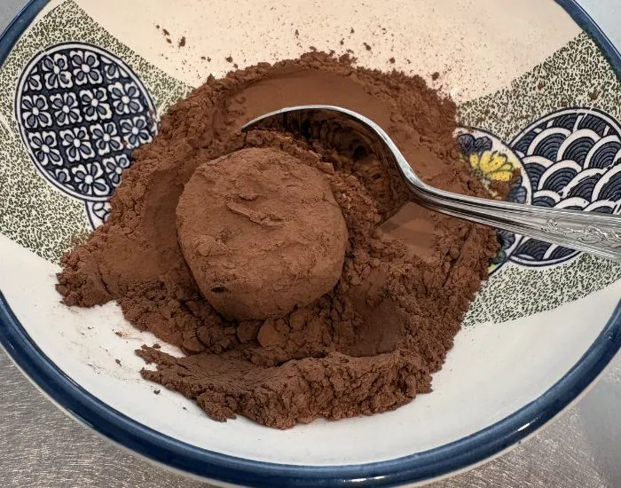 ココアをまぶす（撮影：grapeフード編集部）