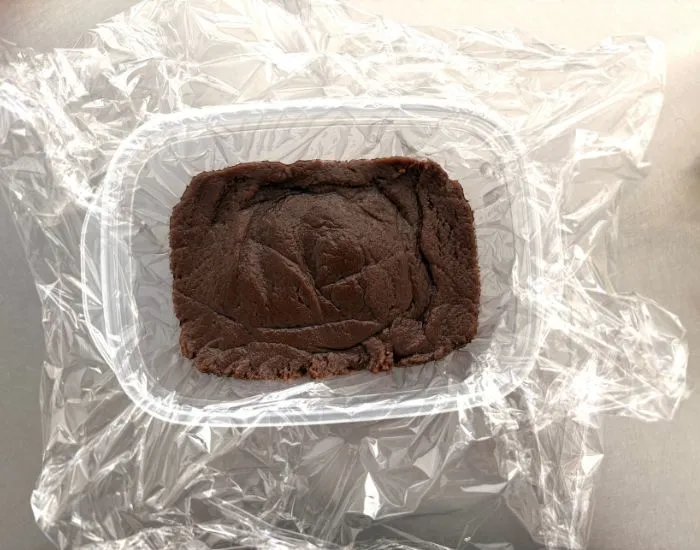 保存容器に入れる（撮影：grapeフード編集部）